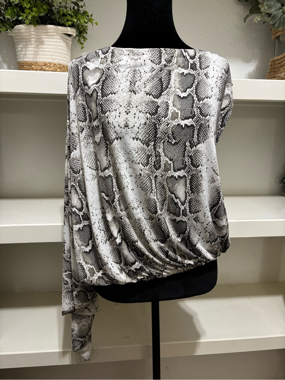 Coldesina Women's Snake-Print Draped Blouse Size M